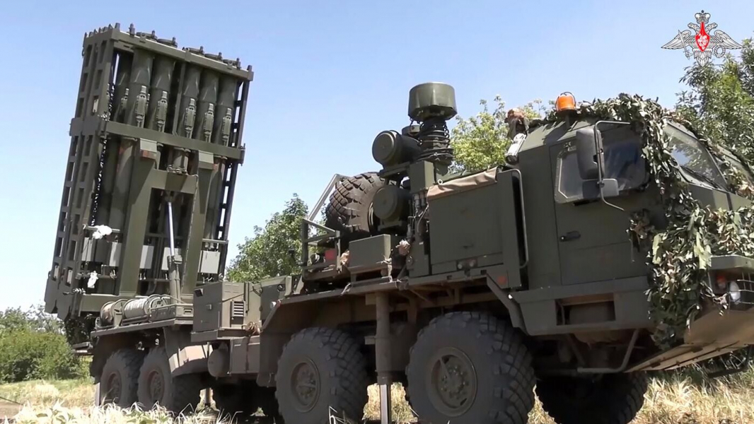 МО: российская ПВО сбила 3 ракеты ATACMS, 3 авиабомбы Hammer и 53 БПЛА за сутки