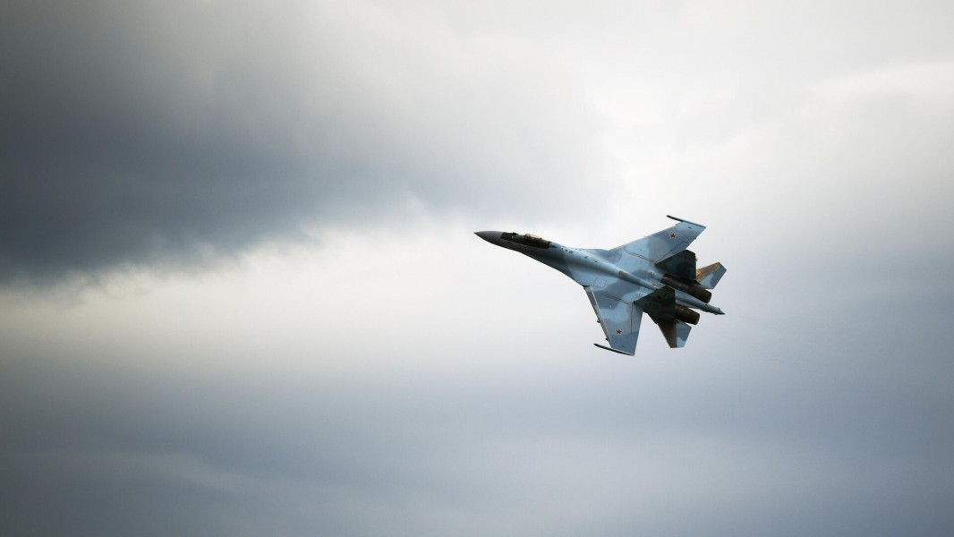 Минобороны: два Су-35с перехватили условного противника над Японским морем