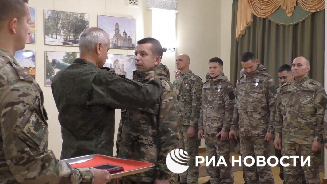 Военнослужащих танкового полка группировки войск «Центр» наградили в зоне СВО