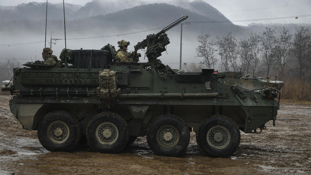 Росгвардейцы уничтожила БТР Stryker в Курской области при помощи беспилотника