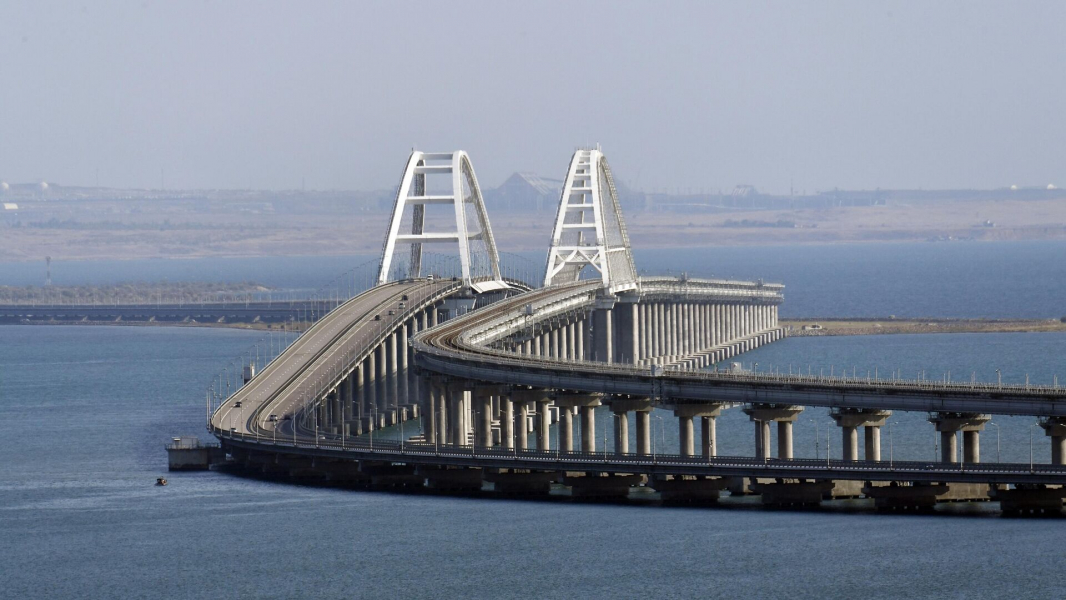 На Крымском мосту временно перекрыли движение автотранспорта