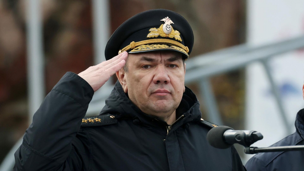 Главком ВМФ Моисеев вручил первый флаг морской авиации ее начальнику Пахомову