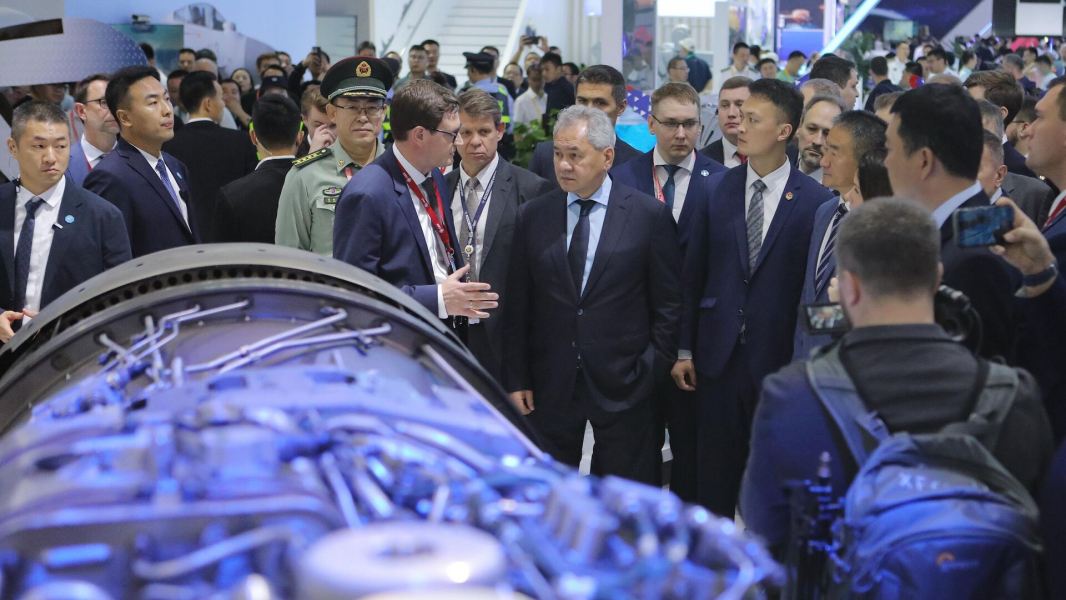 Шойгу на Airshow China-2024 осмотрел танки, системы РЭБ и легкие багги