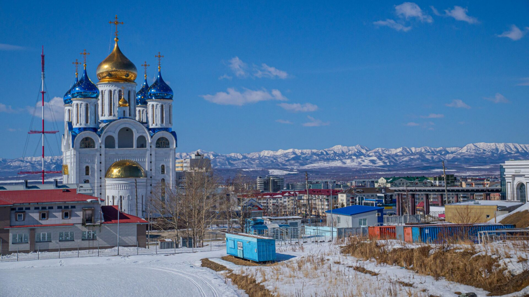 Новая партия спецтехники и снаряжения отправилась с Сахалина в Донбасс
