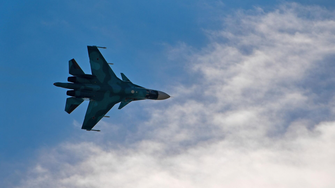 Су-34 ударил по личному составу, бронетехнике и опорнику ВСУ в Курской области