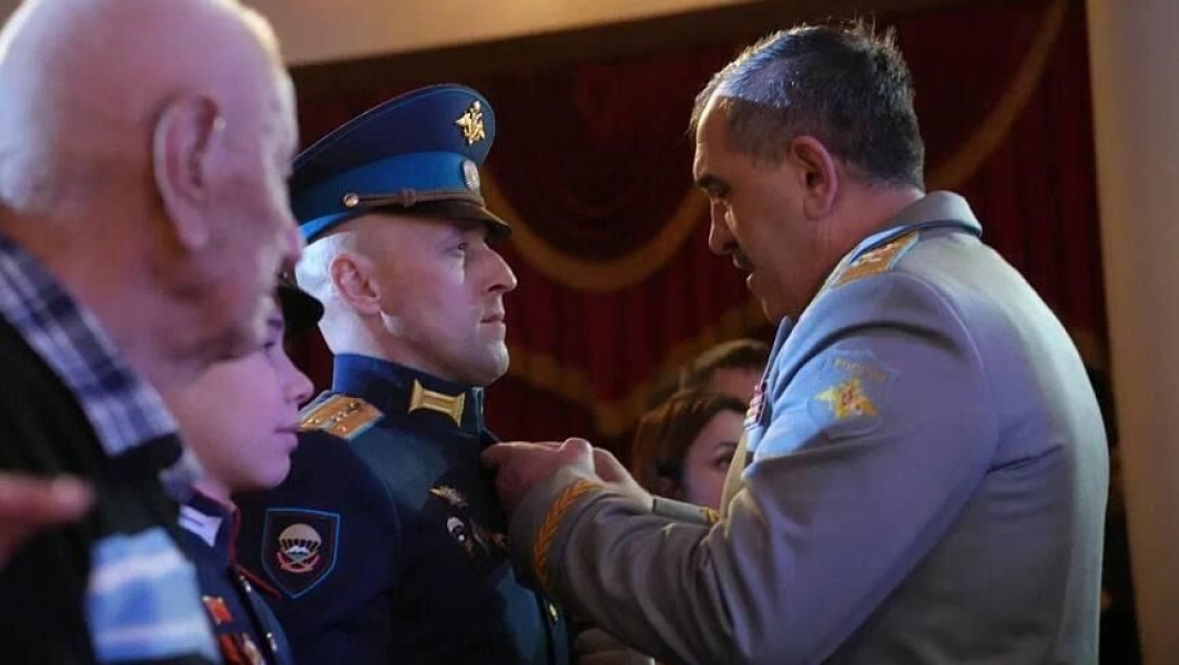 Замминистра обороны Евкуров вручил медаль «Золотая Звезда» десантнику Авдонину