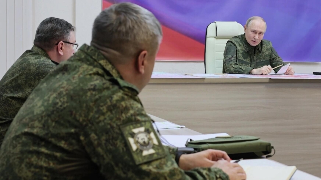 Песков: Путин счел необходимым надеть форму с камуфляжем в Курской области