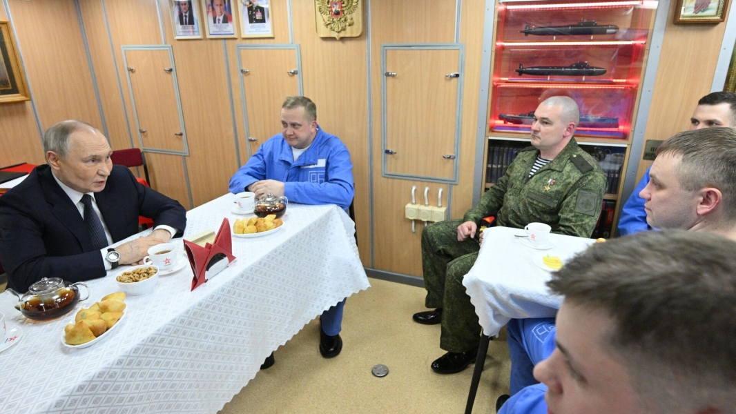 Путин рассказал офицерам «Архангельска», что уже видел баню на крейсере К-18