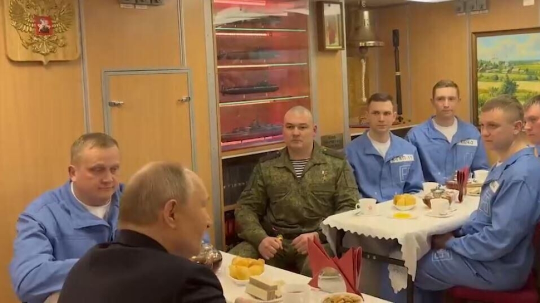 Путин за чашкой чая пообщался с экипажем подводного крейсера «Архангельск»