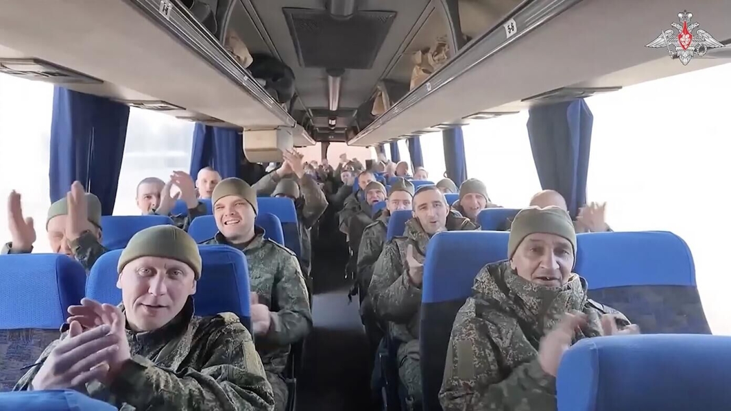 Самолет с российскими военнослужащими, вернувшимися из плена, прибыл в Москву