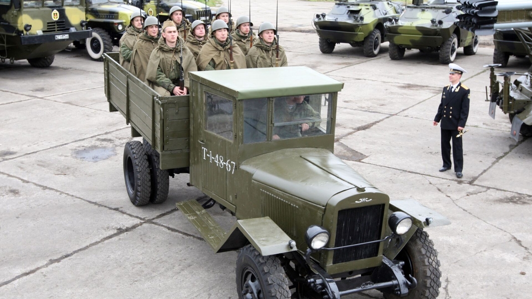 Военные Центра подарили суворовцам восстановленный на СВО грузовик ЗИС-5