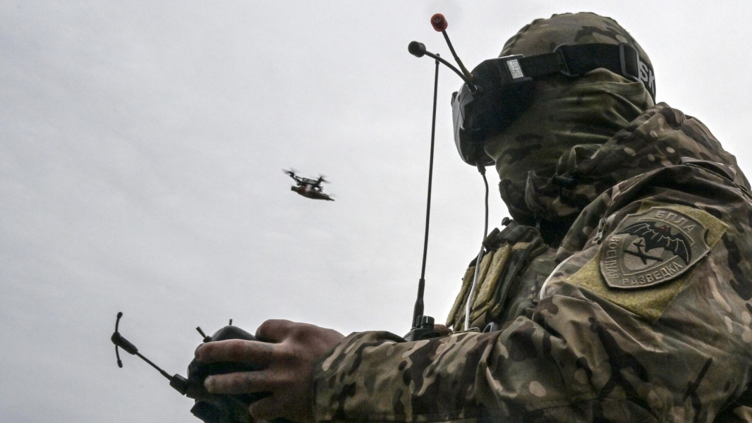 Операторы FPV-дронов группировки Юг уничтожили два танка и две БМП ВСУ