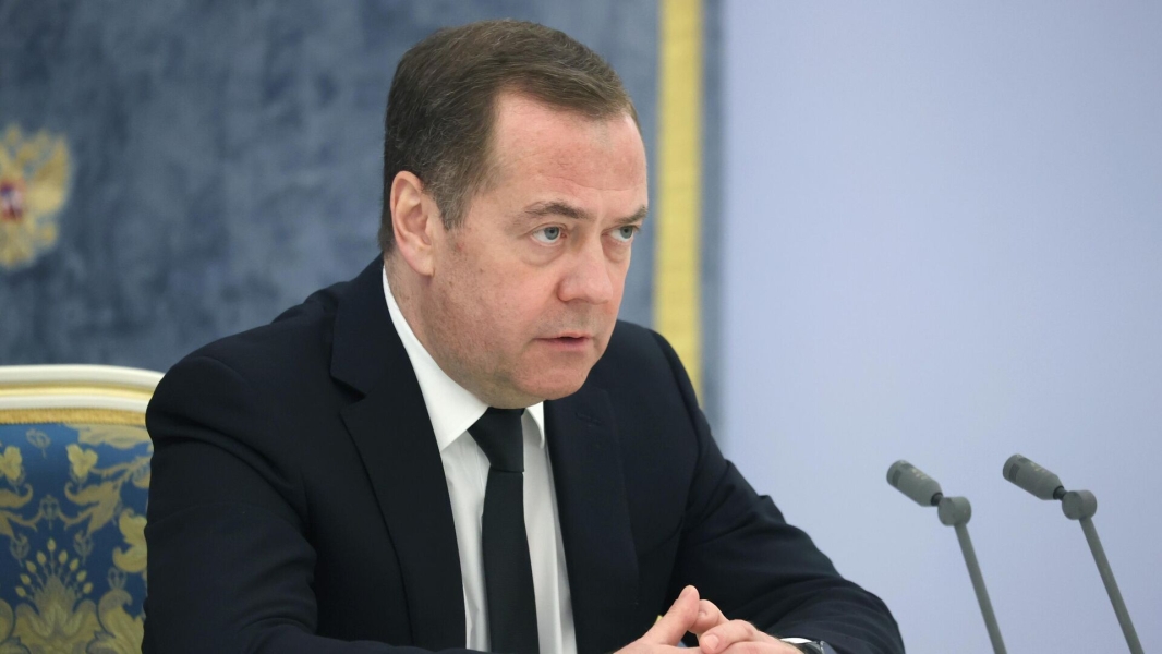 Медведев на Капустином Яре ознакомился с перспективными средствами поражения