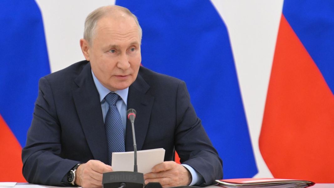 Путин призвал эффективно адаптировать оружие и технику к меняющимся формам боев