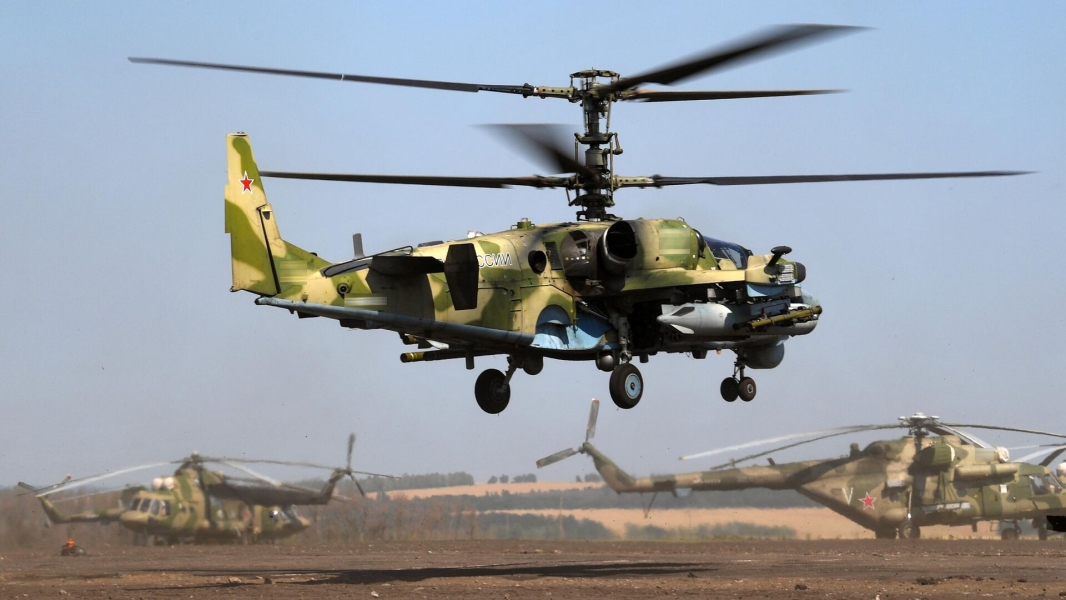 Экипаж Ка-52 нанес удар по боевикам и бронетехнике ВСУ в курском приграничье