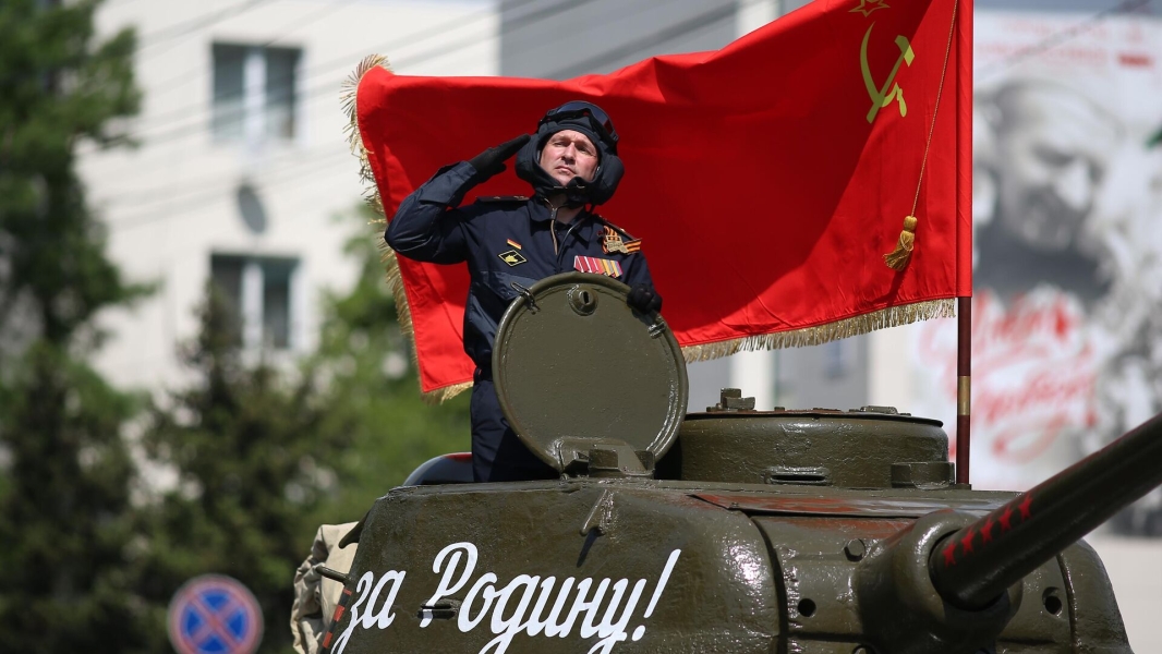 Более 2 тысяч человек и 80 единиц техники участвовали в параде в Новороссийске