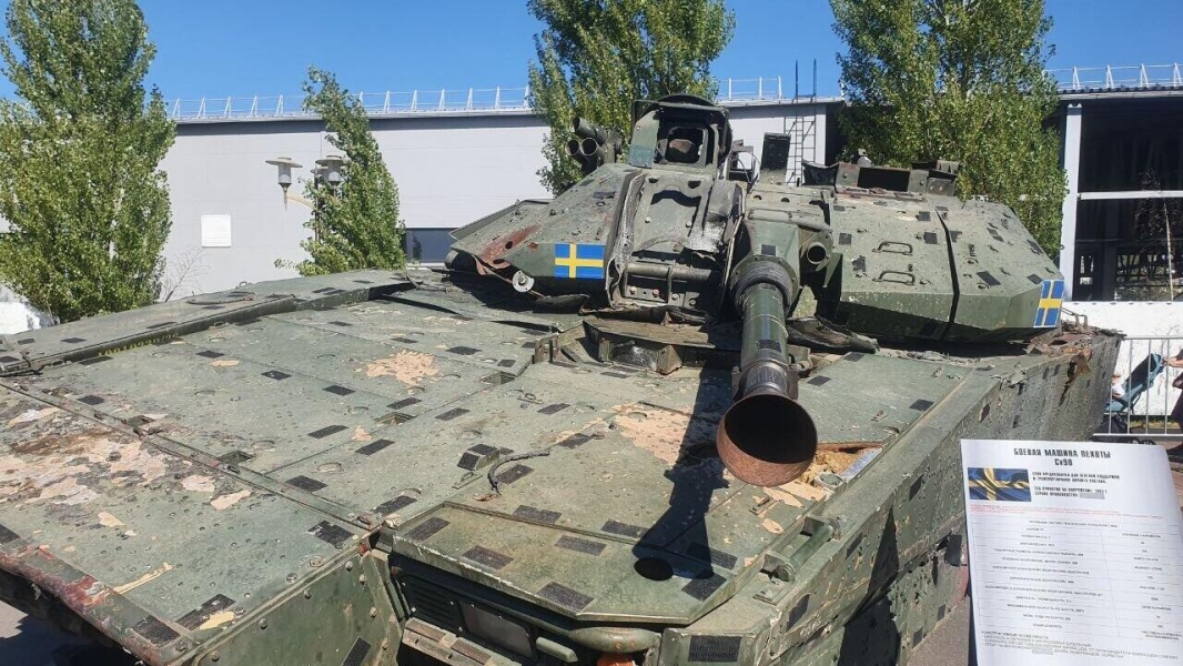 Во Владивостоке открылась выставка трофейной техники, захваченной морпехами ТОФ