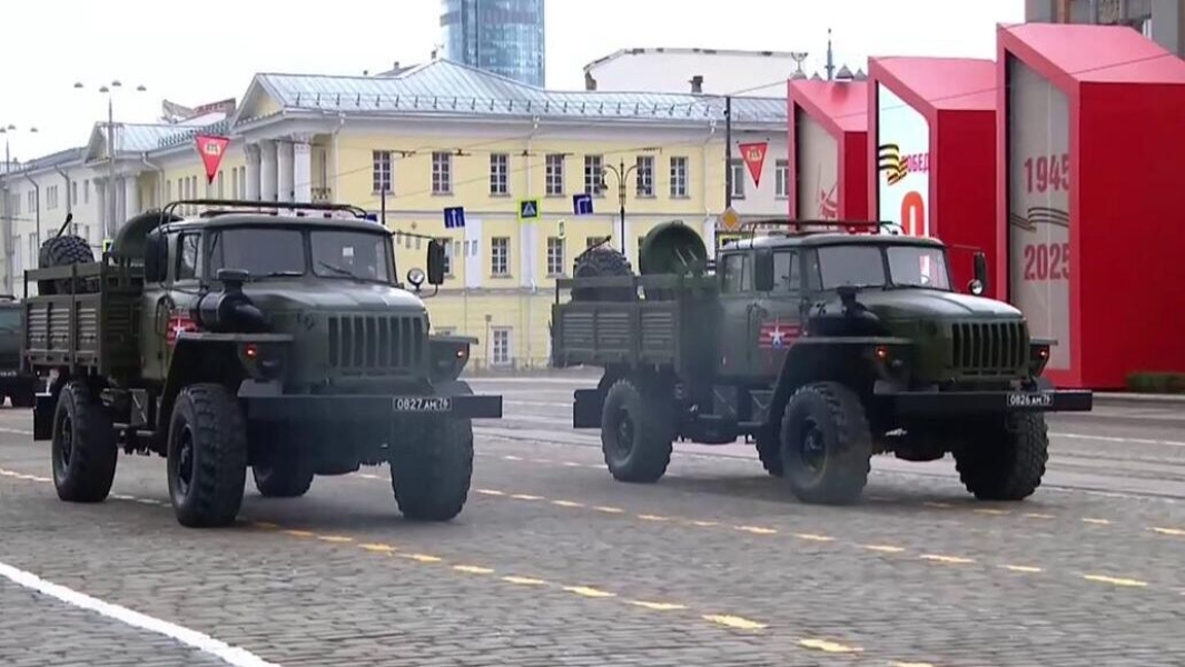 В Екатеринбурге на параде показали более 10 единиц современной военной техники