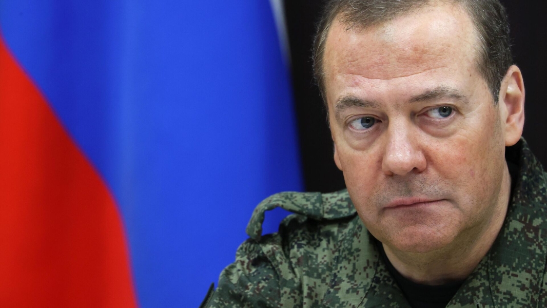 Медведев провел совещание по вопросам доукомплектования ВС РФ контрактниками
