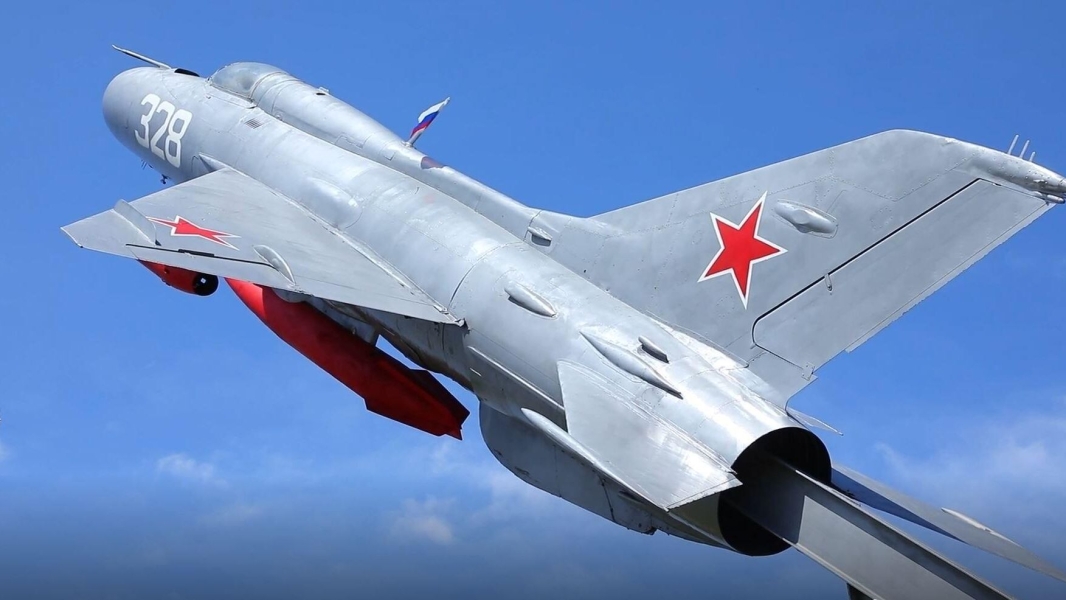В Аскании-Нова в Херсонской области восстановили самолет-памятник МиГ-21