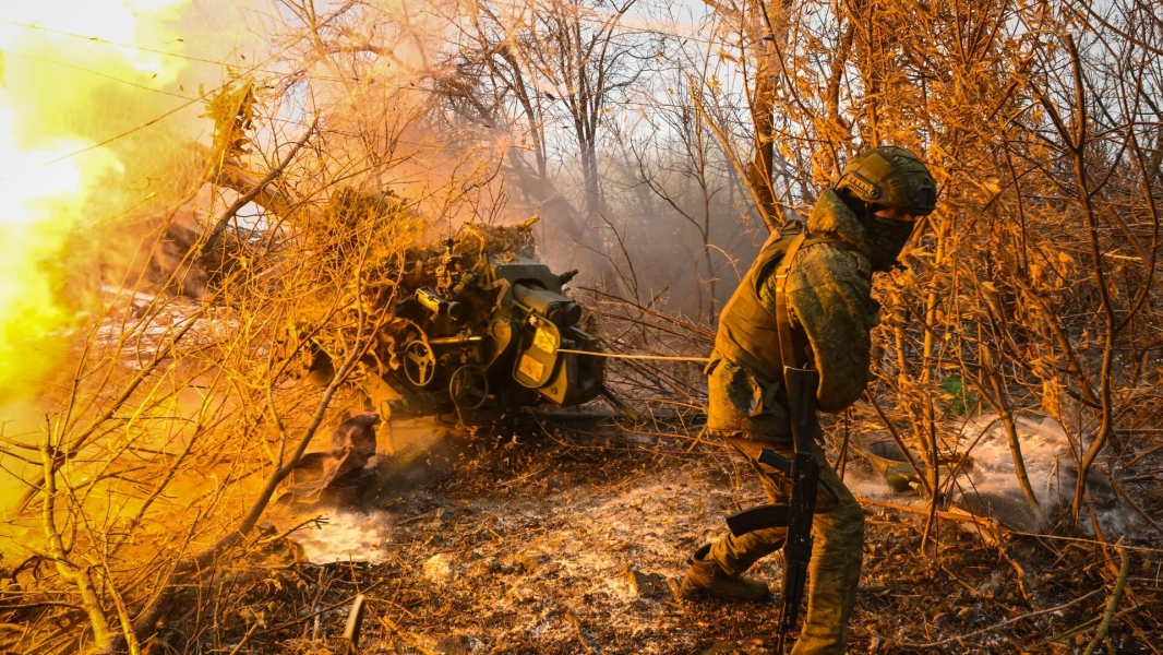 Трое российских бойцов вручную оттащили трехтонную пушку Д-30, спасая от дронов