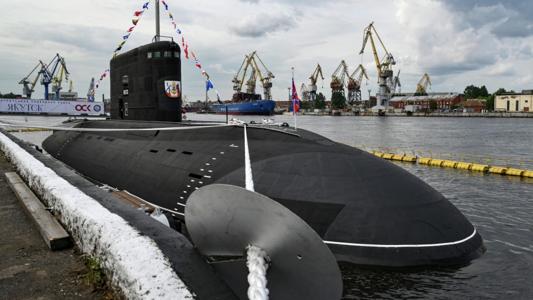 На дизель-электрической подлодке «Якутск» подняли флаг ВМФ РФ