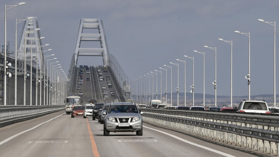 Движение автотранспорта по Крымскому мосту возобновили спустя почти четыре часа