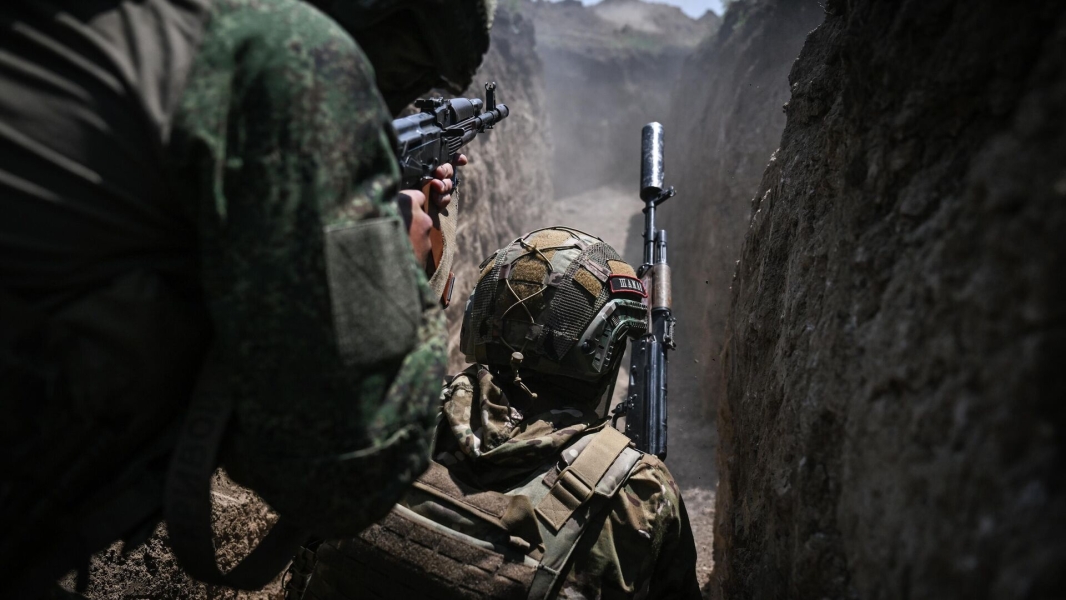 Мотострелкам группировки войск Центр вручили госнаграды и знаки «За штурм»