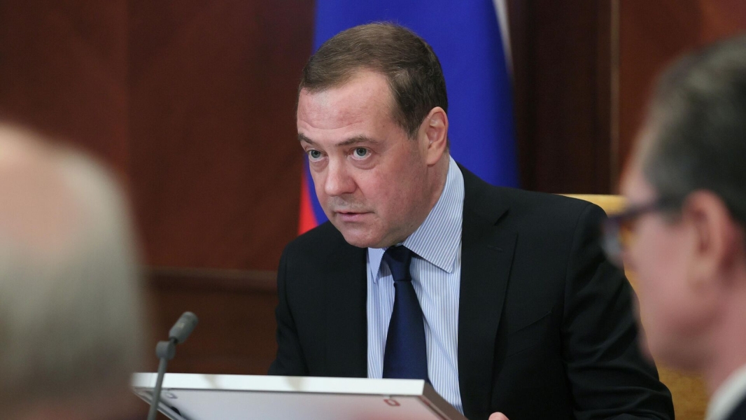 Медведев провел заседание комиссии Совбеза по комплектованию ВС контрактниками